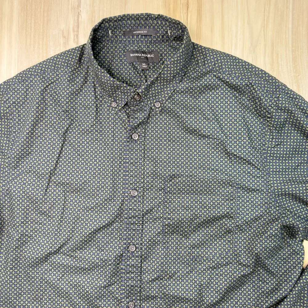 Banana Republic Mens Button Up Shirt XL Navy Pattern Untucked Fit Long Sleeve